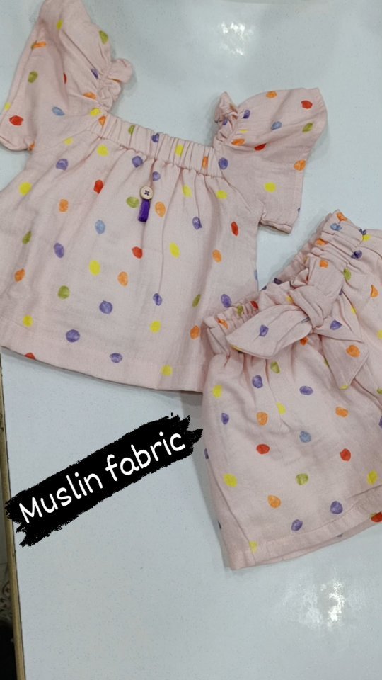 Top with shorts in muslin fabric for girls.
Size 6month to 3 years.
